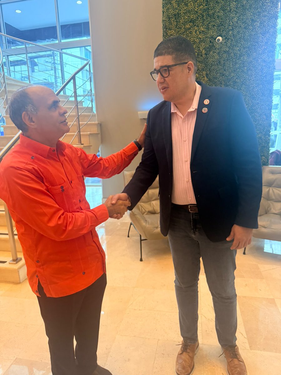 CEPREDENAC's tweet photo. 🤝 En el marco del Taller Regional de Armonización del Enfoque PER, el Secretario Ejecutivo del CEPREDENAC, Adherbal de la Rosa, sostuvo una reunión de cortesía con Carlos Manuel Paulino Cárdenas, Director Ejecutivo de la Defensa Civil Dominicana. https://t.co/KtDoIrgCN4