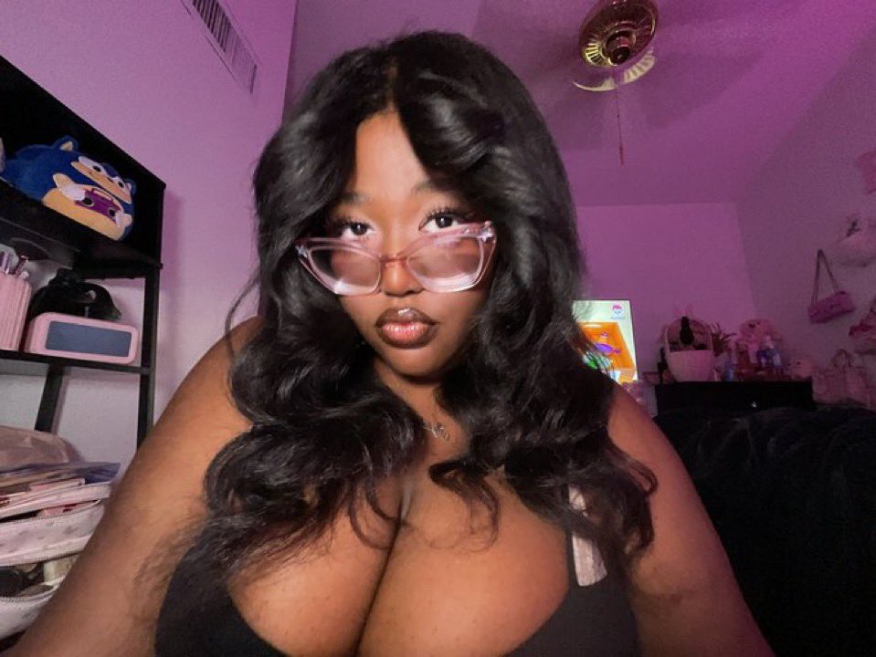 Fiend4Reign's tweet photo. cleavage always wins https://t.co/Mg4oa5A2mp