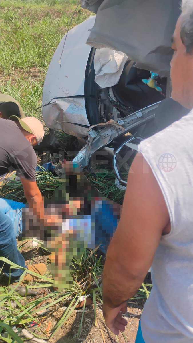 SintextoMX's tweet photo. 🚨 Aparatoso #accidente deja cinco jóvenes #heridos en la carretera Teapa–Villahermosa

Cinco jóvenes resultaron lesionados tras un fuerte accidente registrado este día a la altura de Villa Floresta, sobre la carretera Teapa–Villahermosa. El vehículo terminó fuera de la cinta asfáltica con severos daños, mientras cuerpos de emergencia y ciudadanos auxiliaron a los ocupantes en el lugar.

Asimismo, un hombre que se desplazaba en un triciclo también resultó herido durante el percance.

⚠️ Hasta el momento, no se ha confirmado el fallecimiento de ninguna persona, aunque las autoridades continúan con la valoración de los lesionados.