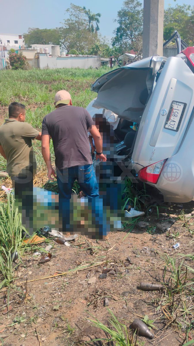 SintextoMX's tweet photo. 🚨 Aparatoso #accidente deja cinco jóvenes #heridos en la carretera Teapa–Villahermosa

Cinco jóvenes resultaron lesionados tras un fuerte accidente registrado este día a la altura de Villa Floresta, sobre la carretera Teapa–Villahermosa. El vehículo terminó fuera de la cinta asfáltica con severos daños, mientras cuerpos de emergencia y ciudadanos auxiliaron a los ocupantes en el lugar.

Asimismo, un hombre que se desplazaba en un triciclo también resultó herido durante el percance.

⚠️ Hasta el momento, no se ha confirmado el fallecimiento de ninguna persona, aunque las autoridades continúan con la valoración de los lesionados.