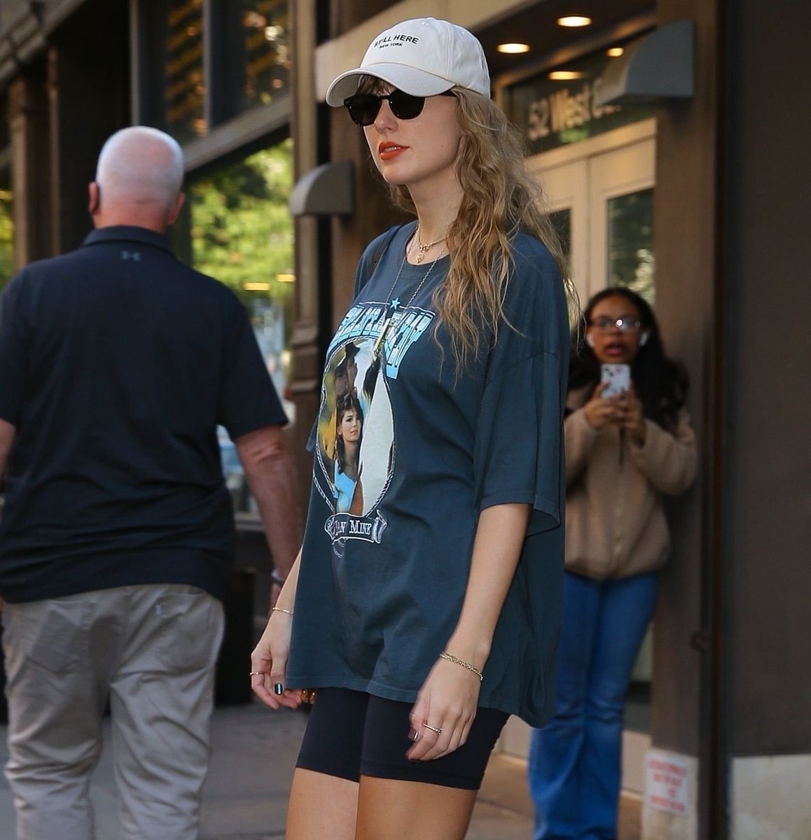 TheSwiftSociety's tweet photo. Throw🔙| 3 years ago today, Taylor Swift leaving the studio. https://t.co/GA2ZO5Fuiq