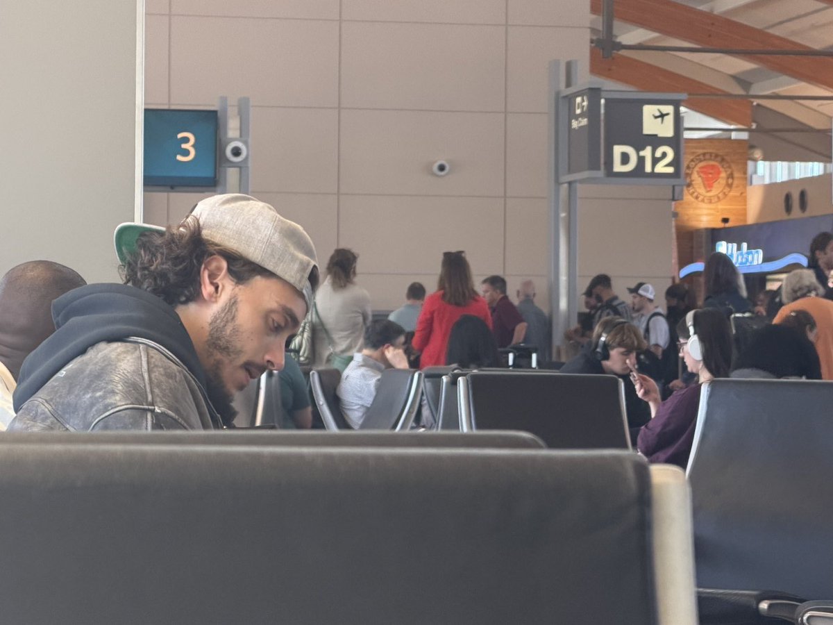 alliecatkay's tweet photo. my friend sends me this and says “some guy from some show is on my flight” and it’s antonio https://t.co/O3X5ijY0HO