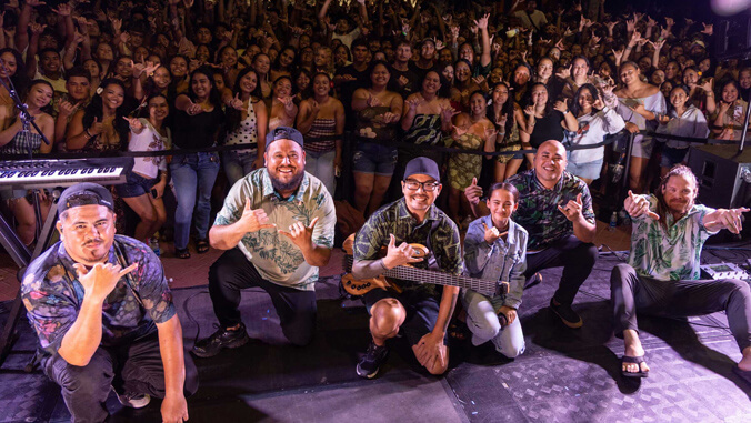 UHawaiiNews's tweet photo. Hundreds of @UHHilo and @HawCC students kicked off the fall semester at Welina Bash: Grindz &amp; Vibes! The event brought our #UHohana together for local food trucks, live music, and a surprise performance by roots reggae favorite The Green ➡️ https://t.co/nE0phg9BkP https://t.co/LXIhECfqHI