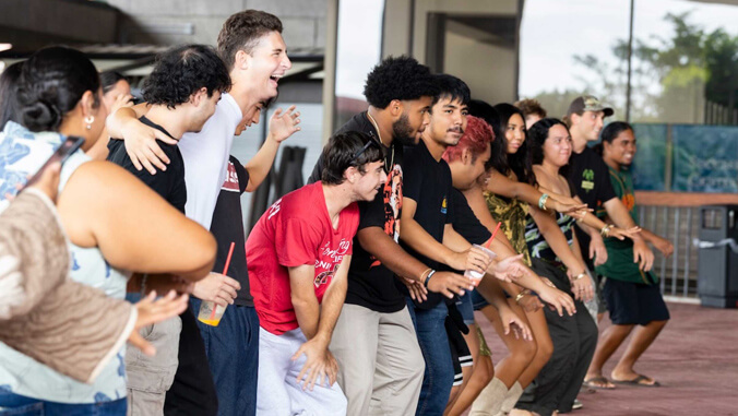 UHawaiiNews's tweet photo. Hundreds of @UHHilo and @HawCC students kicked off the fall semester at Welina Bash: Grindz &amp; Vibes! The event brought our #UHohana together for local food trucks, live music, and a surprise performance by roots reggae favorite The Green ➡️ https://t.co/nE0phg9BkP https://t.co/LXIhECfqHI