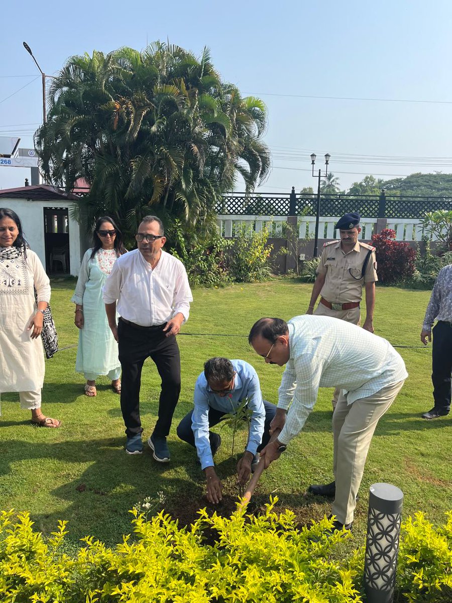KonkanRailway's tweet photo. #SwachhataHiSeva2026 Tree plantation was carried out at ORH, Madgaon by Shri Santosh Kumar Jha, CMD/KRCL, &amp; Smt. Manisha Jha, President, KRWC &amp; SSA, under the ‘Ek Ped Maa Ke Naam’ initiative, marking the commencement of Swachhata Pakhwada.
#EkPedMaaKeNaam #SwachhBharat #SadarSeva https://t.co/MVuboa1Udr