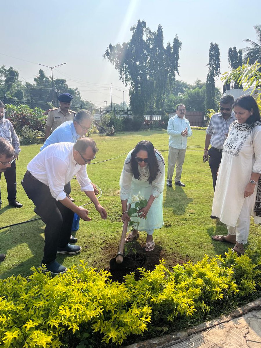 KonkanRailway's tweet photo. #SwachhataHiSeva2026 Tree plantation was carried out at ORH, Madgaon by Shri Santosh Kumar Jha, CMD/KRCL, &amp; Smt. Manisha Jha, President, KRWC &amp; SSA, under the ‘Ek Ped Maa Ke Naam’ initiative, marking the commencement of Swachhata Pakhwada.
#EkPedMaaKeNaam #SwachhBharat #SadarSeva https://t.co/MVuboa1Udr