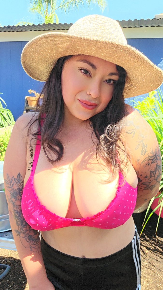 Roseisprettyxx's tweet photo. Help me in the garden? https://t.co/CtdXVvX8Ok