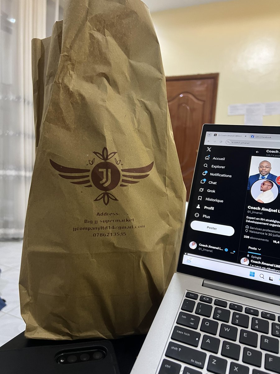l_jimanel's tweet photo. ━ 🇷🇼 Rwanda : UN MOTARD A REFUSÉ MON ARGENT.

IL ÉTAIT 21H.
IL M’A ATTENDU PLUS DE 30 MINUTES.
ET IL A REFUSÉ QUE JE PAIE PLUS QUE LE PRIX CONVENU.

Cette leçon ne m’a pas été donnée dans une conférence.
Mais par un conducteur de moto, au Rwanda. 🇷🇼

Je suis Congolais. 🇨🇩
Je ne fais pas la promotion du Rwanda.
Je raconte ce que j’ai vécu.

Mes désaccords avec la politique d’un pays ne m’obligent pas à nier l’honnêteté de ses citoyens.
Un peuple ne se résume pas à ses dirigeants.
Et reconnaître un fait ne retire rien à mon amour pour la RDC.

Ce soir-là, je prends une moto.

500 FRw à l’aller.
500 FRw au retour.
Total convenu : 1 000 FRw.

Direction : un supermarché.
Mes achats me coûtent 7 500 FRw.

Mais je reste à l’intérieur plus de 30 minutes.

En sortant, je prépare déjà ma défense.
Pourquoi ?

Parce que j’ai connu des courses où le prix change après l’attente.
Où quelques minutes deviennent une pénalité.
Où la nuit devient un supplément.
Où l’accord du départ ne tient plus à l’arrivée.

À Kinshasa, j’ai déjà vu une course individuelle entre Victoire et le Boulevard demandée à 10 000 FC.
Je parle de mon expérience.
Pas d’un tarif officiel.
Et les trajets ne sont pas forcément comparables.

Mais ce soir-là, ce n’est pas le prix qui me frappe.
C’est le respect de la parole donnée.

Le motard me ramène à l’hôtel.
Je lui demande combien je lui dois.

« 1 000 FRw, chef. »

Après plus de 30 minutes d’attente.
À 21h.
Exactement le montant convenu.

Je lui tends 1 000 FRw supplémentaires.
Il refuse.

Il me rappelle :
500 à l’aller.
500 au retour.
La course est réglée.

Je lui explique que cet argent est un cadeau pour son honnêteté.

Il accepte alors.
Mais précise :

« Si c’est un cadeau, je prends.
Si c’est pour ajouter à la facture, non, s’il vous plaît, monsieur. »

Là, je reste sans voix.

Cet homme a fait une distinction que trop de professionnels oublient :
ce qu’un client vous doit.
Et ce qu’il choisit de vous offrir.

Il pouvait réclamer plus.
J’étais prêt à payer plus.
Il a tenu le prix annoncé.

Voilà une leçon de vie.

L’honnêteté se voit aussi quand quelqu’un vous tend de l’argent que vous n’avez pas gagné.

Un devis respecté.
Une monnaie rendue.
Une facture expliquée.
Un engagement tenu.

Ces gestes paraissent petits.
Mais c’est avec eux que la confiance se construit.

Quand chaque transaction devient un piège, chacun apprend à se méfier.
Le client discute tout.
Le prestataire doit se justifier.
Même les honnêtes paient pour les autres.

Nous voulons des pays respectés.
Commençons aussi par respecter nos accords.

Chauffeurs.
Commerçants.
Entrepreneurs.
Dirigeants.
Nous avons tous une part à faire.

Avant de demander ce que votre pays fait pour son image, regardez ce que votre comportement fait subir à ceux qui vous font confiance.

Je n’ai pas rencontré tout un pays.
J’ai rencontré un homme.
Son comportement mérite d’être raconté.

Il m’a transporté pour 1 000 FRw.
Il m’a donné une leçon qui vaut beaucoup plus.

LA CONFIANCE COMMENCE QUAND VOTRE PAROLE SURVIT À L’OCCASION DE GAGNER PLUS.

━━━━━ ✦ ✧ ✦ ━━━━━
↳ Si tu me découvres, je suis Jimanel LWIGULIRA.
Coach et Consultant RH.

→ Déjà +500 Professionnels RH formés et 50 entreprises accompagnées
