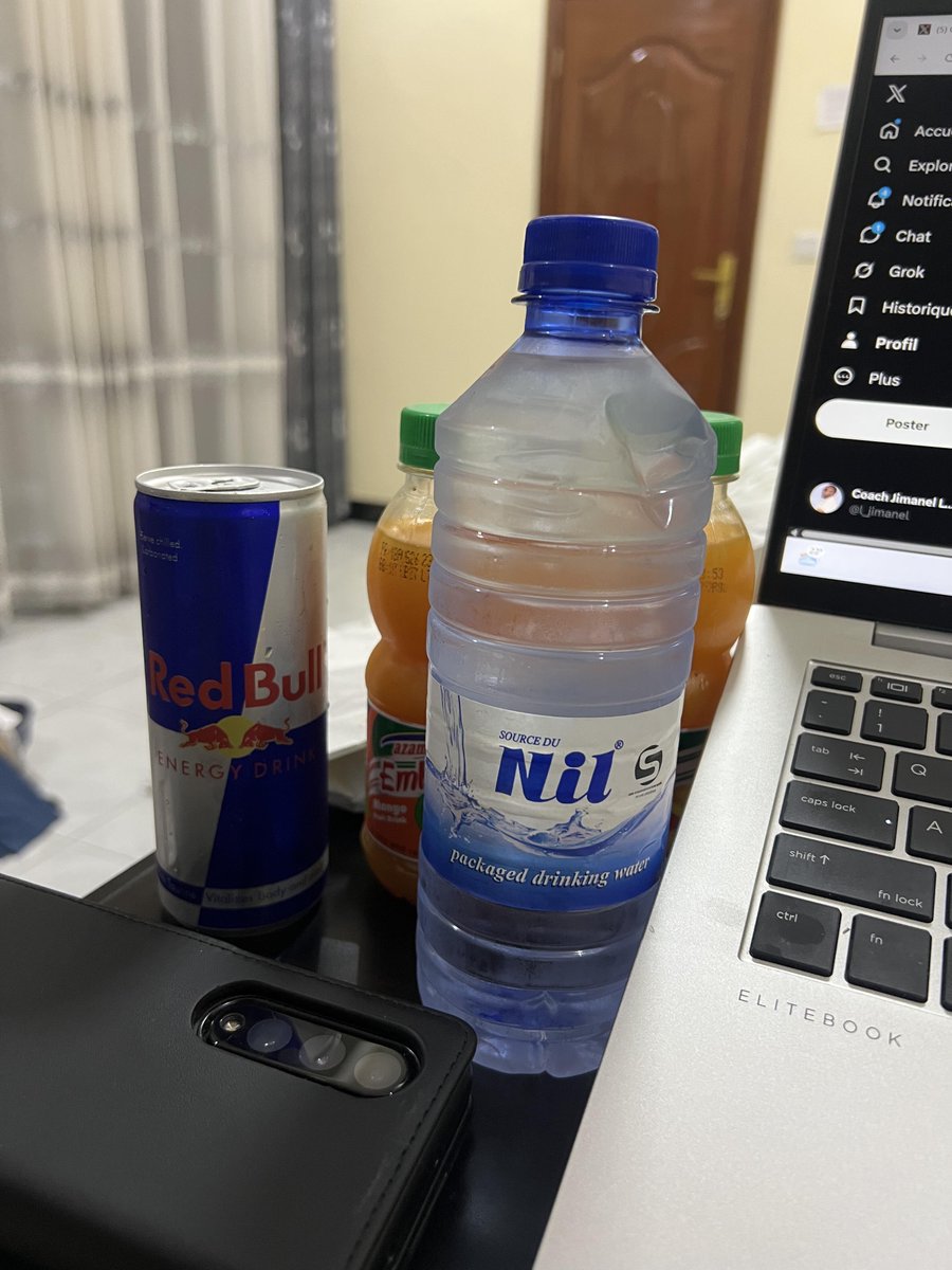l_jimanel's tweet photo. ━ 🇷🇼 Rwanda : UN MOTARD A REFUSÉ MON ARGENT.

IL ÉTAIT 21H.
IL M’A ATTENDU PLUS DE 30 MINUTES.
ET IL A REFUSÉ QUE JE PAIE PLUS QUE LE PRIX CONVENU.

Cette leçon ne m’a pas été donnée dans une conférence.
Mais par un conducteur de moto, au Rwanda. 🇷🇼

Je suis Congolais. 🇨🇩
Je ne fais pas la promotion du Rwanda.
Je raconte ce que j’ai vécu.

Mes désaccords avec la politique d’un pays ne m’obligent pas à nier l’honnêteté de ses citoyens.
Un peuple ne se résume pas à ses dirigeants.
Et reconnaître un fait ne retire rien à mon amour pour la RDC.

Ce soir-là, je prends une moto.

500 FRw à l’aller.
500 FRw au retour.
Total convenu : 1 000 FRw.

Direction : un supermarché.
Mes achats me coûtent 7 500 FRw.

Mais je reste à l’intérieur plus de 30 minutes.

En sortant, je prépare déjà ma défense.
Pourquoi ?

Parce que j’ai connu des courses où le prix change après l’attente.
Où quelques minutes deviennent une pénalité.
Où la nuit devient un supplément.
Où l’accord du départ ne tient plus à l’arrivée.

À Kinshasa, j’ai déjà vu une course individuelle entre Victoire et le Boulevard demandée à 10 000 FC.
Je parle de mon expérience.
Pas d’un tarif officiel.
Et les trajets ne sont pas forcément comparables.

Mais ce soir-là, ce n’est pas le prix qui me frappe.
C’est le respect de la parole donnée.

Le motard me ramène à l’hôtel.
Je lui demande combien je lui dois.

« 1 000 FRw, chef. »

Après plus de 30 minutes d’attente.
À 21h.
Exactement le montant convenu.

Je lui tends 1 000 FRw supplémentaires.
Il refuse.

Il me rappelle :
500 à l’aller.
500 au retour.
La course est réglée.

Je lui explique que cet argent est un cadeau pour son honnêteté.

Il accepte alors.
Mais précise :

« Si c’est un cadeau, je prends.
Si c’est pour ajouter à la facture, non, s’il vous plaît, monsieur. »

Là, je reste sans voix.

Cet homme a fait une distinction que trop de professionnels oublient :
ce qu’un client vous doit.
Et ce qu’il choisit de vous offrir.

Il pouvait réclamer plus.
J’étais prêt à payer plus.
Il a tenu le prix annoncé.

Voilà une leçon de vie.

L’honnêteté se voit aussi quand quelqu’un vous tend de l’argent que vous n’avez pas gagné.

Un devis respecté.
Une monnaie rendue.
Une facture expliquée.
Un engagement tenu.

Ces gestes paraissent petits.
Mais c’est avec eux que la confiance se construit.

Quand chaque transaction devient un piège, chacun apprend à se méfier.
Le client discute tout.
Le prestataire doit se justifier.
Même les honnêtes paient pour les autres.

Nous voulons des pays respectés.
Commençons aussi par respecter nos accords.

Chauffeurs.
Commerçants.
Entrepreneurs.
Dirigeants.
Nous avons tous une part à faire.

Avant de demander ce que votre pays fait pour son image, regardez ce que votre comportement fait subir à ceux qui vous font confiance.

Je n’ai pas rencontré tout un pays.
J’ai rencontré un homme.
Son comportement mérite d’être raconté.

Il m’a transporté pour 1 000 FRw.
Il m’a donné une leçon qui vaut beaucoup plus.

LA CONFIANCE COMMENCE QUAND VOTRE PAROLE SURVIT À L’OCCASION DE GAGNER PLUS.

━━━━━ ✦ ✧ ✦ ━━━━━
↳ Si tu me découvres, je suis Jimanel LWIGULIRA.
Coach et Consultant RH.

→ Déjà +500 Professionnels RH formés et 50 entreprises accompagnées