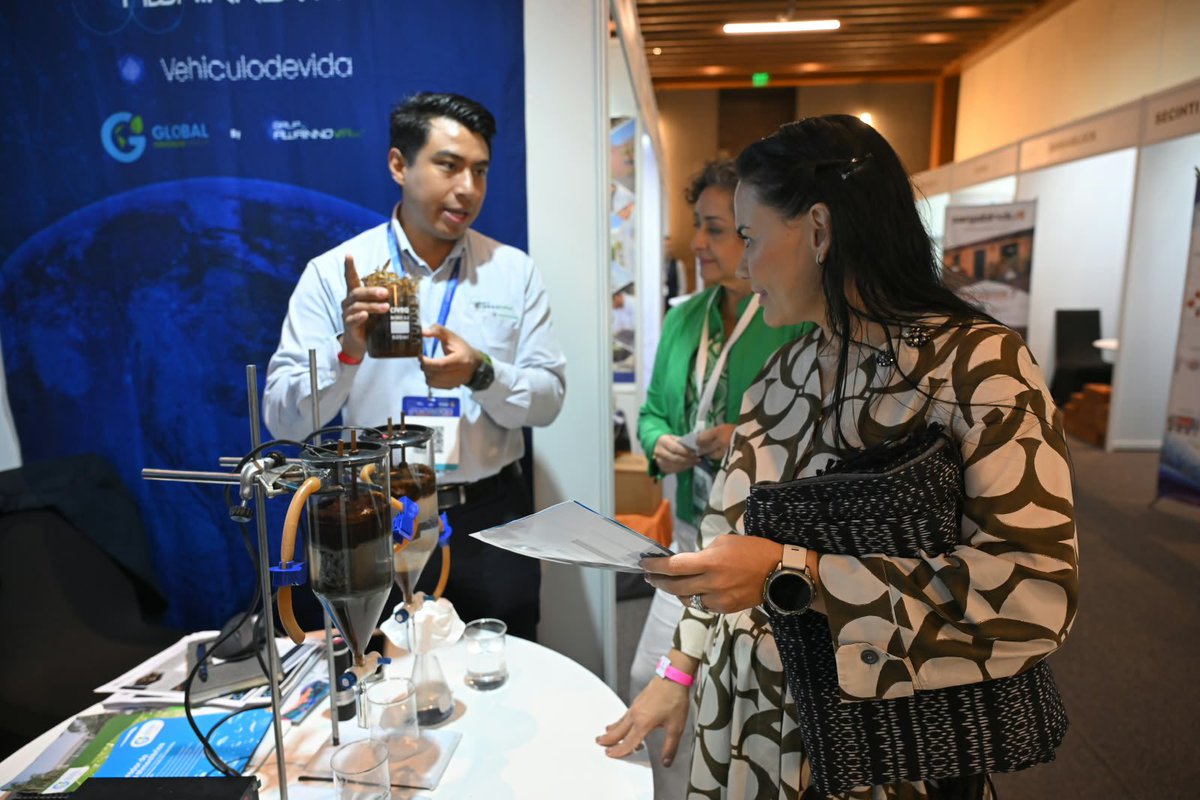 AlejandraDMV's tweet photo. 🌊 El sargazo es un desafío que afecta a México y al Caribe y que requiere soluciones que puedan crecer más allá de esfuerzos aislados.

Hoy, en la Conferencia UE–Caribe Global Gateway sobre Sargazo, compartimos cómo desde la @AMEXCID podemos ayudar a conectar conocimiento, tecnología, socios y recursos, y acompañar buenas soluciones para convertirlas en proyectos viables que puedan atraer inversión.

Un reto regional necesita cooperación y soluciones compartidas. 🇲🇽🤝🌎