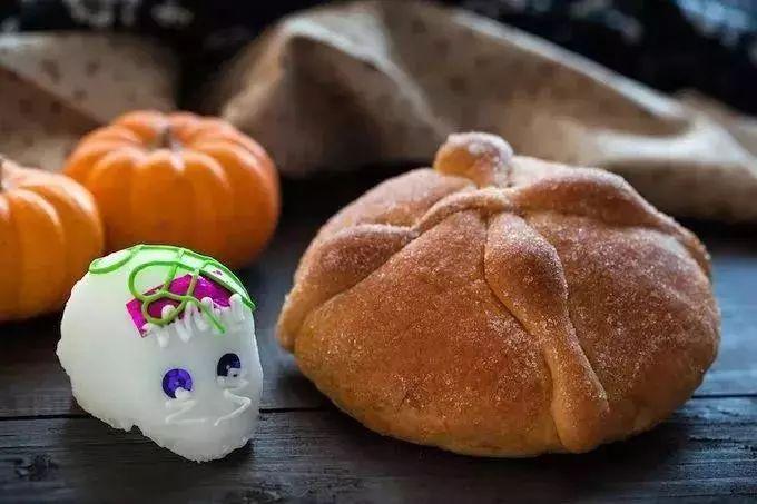 KayleeDraywb's tweet photo. Cena especial de Día de Muertos: mole con arroz, pan de muerto y café aromático. Una delicia tradicional para honrar a los seres queridos!， https://t.co/kAKbm1ymu8
