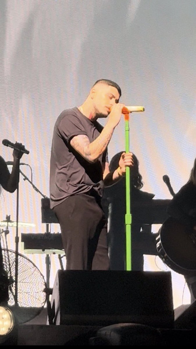 breatheforzain's tweet photo. just a few hours until they both perform again!! https://t.co/Bm9LhRLy5k