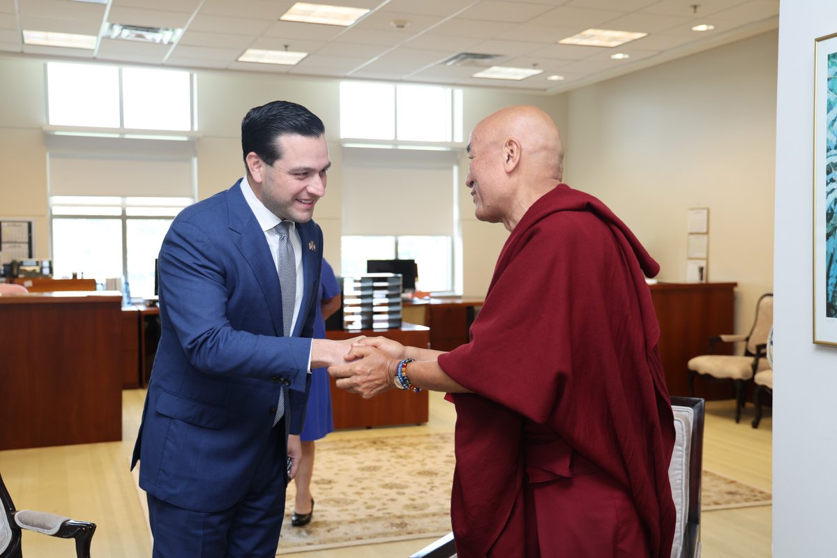 USAmbassadorPAN's tweet photo. Dos vidas marcadas por el exilio, un mensaje. Me reuní con el venerable Thubten Wangchen, representante del Dalái Lama para América Latina, y con la presidenta de ICT, Tencho Gyatso, para conversar sobre la importancia de la libertad religiosa, el idioma y la preservación cultural.