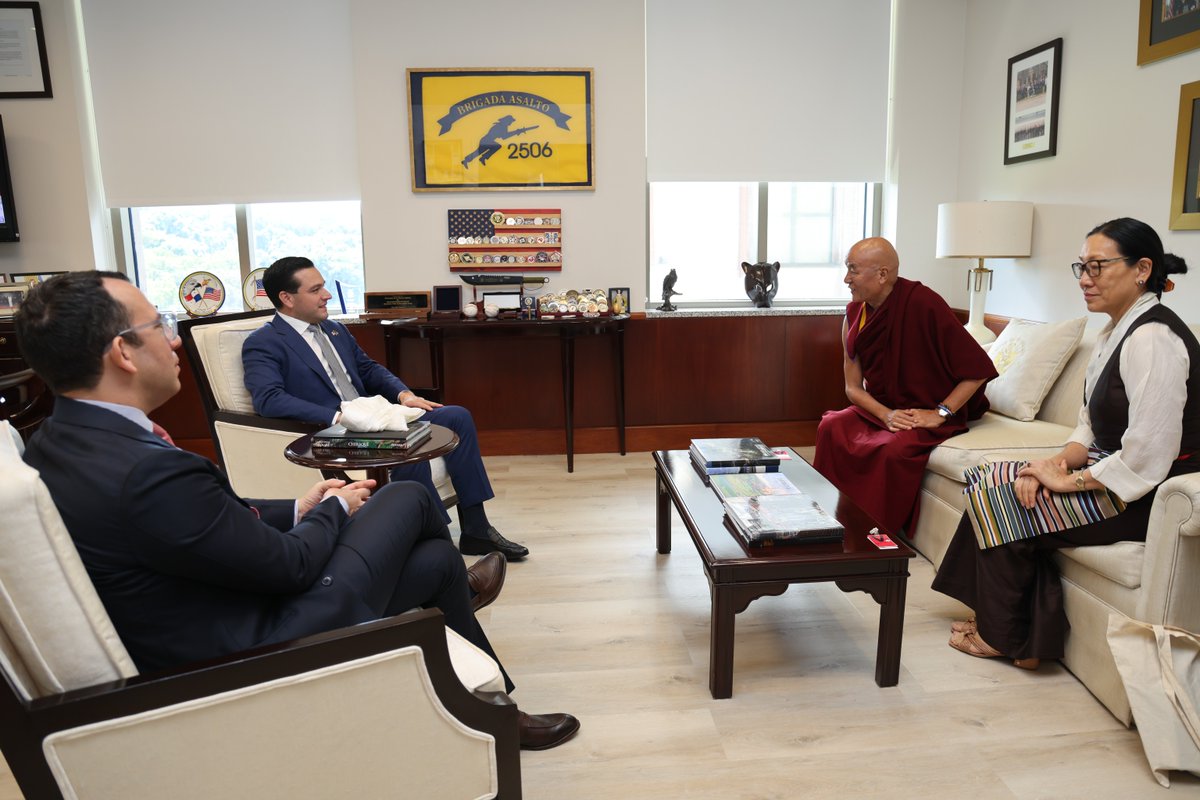 USAmbassadorPAN's tweet photo. Dos vidas marcadas por el exilio, un mensaje. Me reuní con el venerable Thubten Wangchen, representante del Dalái Lama para América Latina, y con la presidenta de ICT, Tencho Gyatso, para conversar sobre la importancia de la libertad religiosa, el idioma y la preservación cultural.