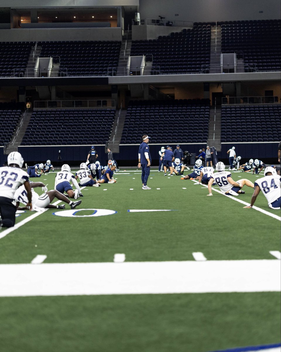 dallascowboys's tweet photo. friday on the field 👟

#DALvsHOU | #DallasCowboys https://t.co/EfEzT0hkfk