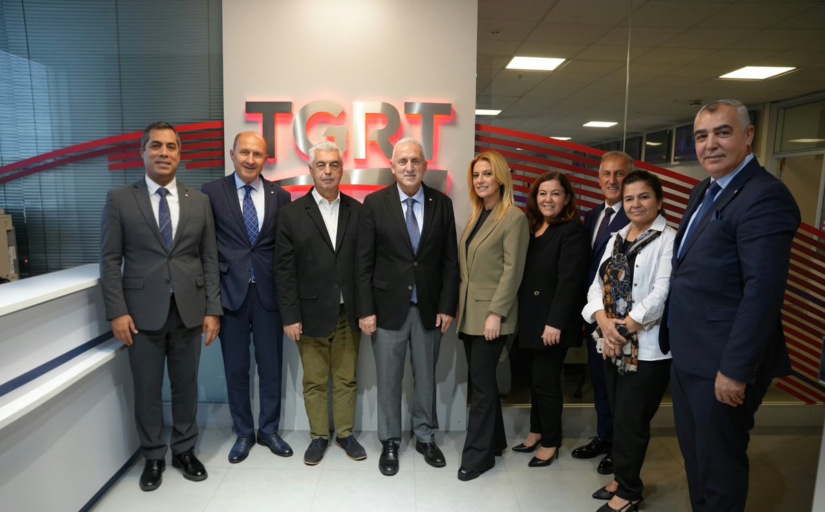 _enderyilmaz's tweet photo. İhlas Yayın Holding’e gerçekleştirdiğimiz nezaket ziyaretinde, sanayimizin ve sanayicimizin gündemini, üretim dünyamızın önceliklerini ve İstanbul sanayisinin geleceğini samimi ve sıcak bir sohbet ortamında değerlendirme fırsatı bulduk.

Ziyaretimizde bizlere eşlik eden İSO Yönetim Kurulu Üyelerimiz Sayın Kemal Akar ve Sayın Hüseyin Çetin, İSO Meclis Üyemiz Sayın Cengiz Kaya ve İSO Meclis Başkanlık Divanı eski Kâtibimiz Sayın Koray Yavuz ile birlikte; İhlas Medya Reklam Grup Başkanı Sayın Tuba Gençay, Türkiye’de İş Dünyası Dergisi Genel Yayın Yönetmeni ve Güvenilir Ürün Platformu Başkanı Sayın Celal Toprak ve Türkiye Gazetesi Ekonomi Müdürü Sayın Canan Eraslan ile bir araya geldik.

Sanayicimizin sesini daha güçlü duyurmanın, üretim hayatımızın sorunlarını ve beklentilerini daha geniş kesimlerle paylaşmanın önemine inanıyorum. Bu çerçevede üretimin, sanayicinin ve İstanbul sanayisinin gündemini medya dünyamızla konuşmaya; ortak akıl ve güçlü iletişimle geleceğe hazırlanmayı sürdüreceğiz.

Nazik ev sahiplikleri, samimi sohbetleri ve değerli misafirperverlikleri için Sayın Tuba Gençay’a, Sayın Celal Toprak’a ve Sayın Canan Eraslan’a çok teşekkür ediyorum.

@kemalakr_ 
@CelalToprak1 
@cnneraslan 
@ihlasholdingas 
@turkiyegazetesi 
@ist_sanayiodasi
