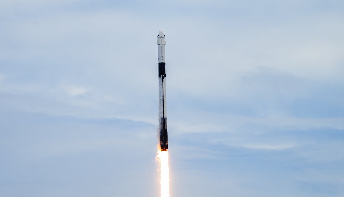 Rocketman_hs's tweet photo. Falcon 9 launches NASA’s Crew-13, Dragon’s 21st human spaceflight mission. https://t.co/zLIQjL3GjQ