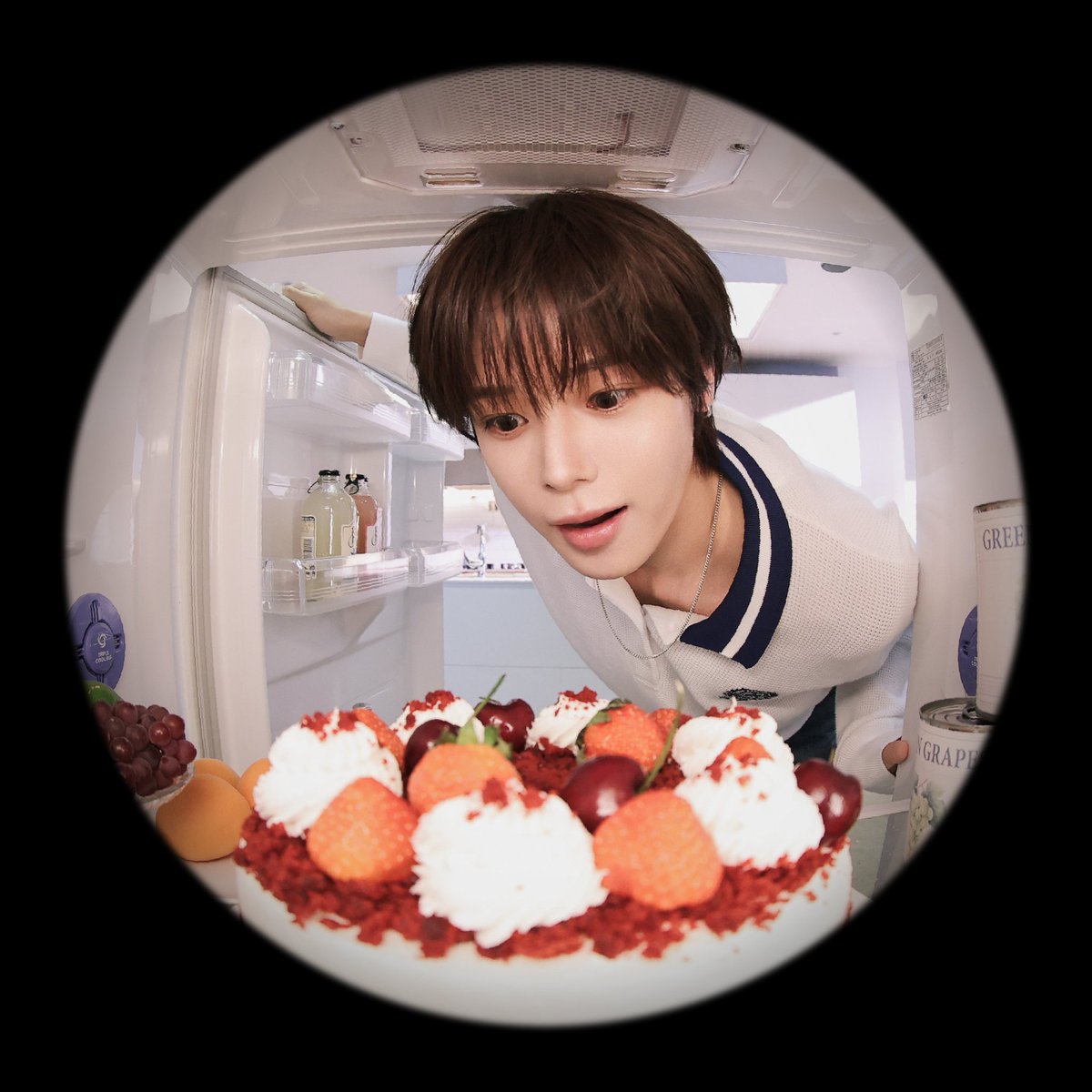 blindluv4lune's tweet photo. oh my god what should i even pick as a new pfp i feel so conflicted💔 https://t.co/O1fbFy2LYv