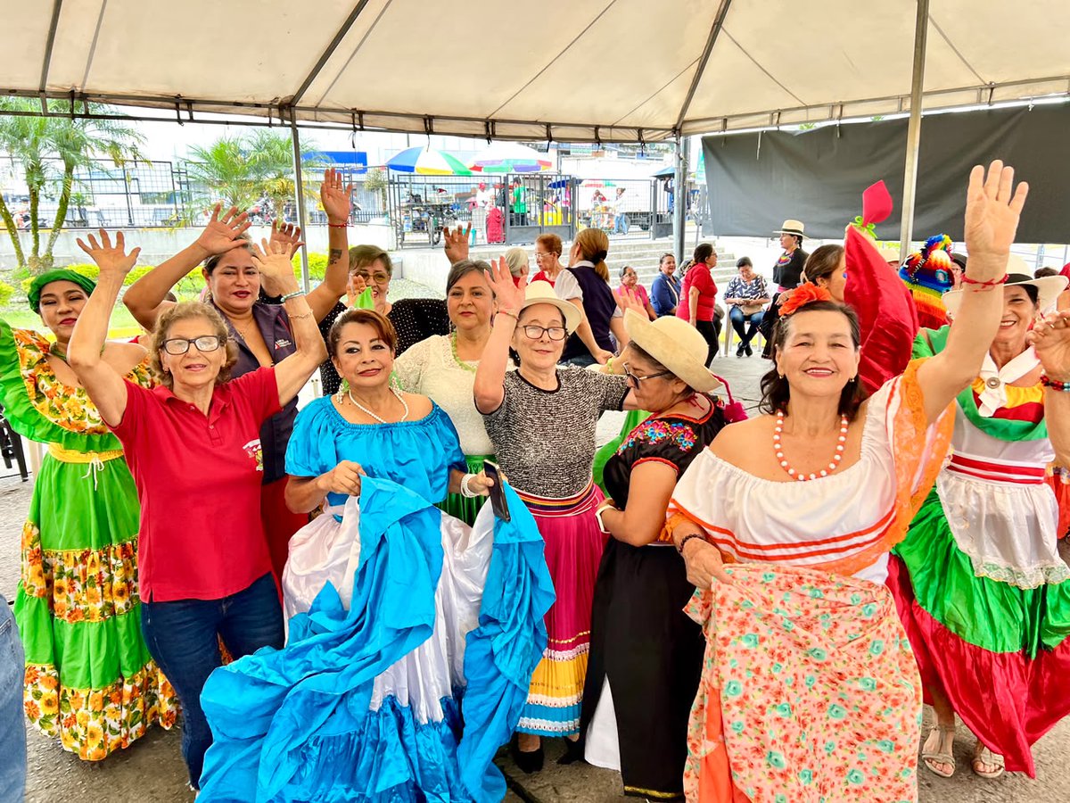IESSStodomingo's tweet photo. #IESSteInforma | Organizamos un festival gastronómico junto al Club de Adultos Mayores del Centro Ambulatorio Hospital del Día @IESSStodomingo.

Una jornada de integración, alegría y compañerismo.🍽️🧓❤️ https://t.co/kkZr5doYZz