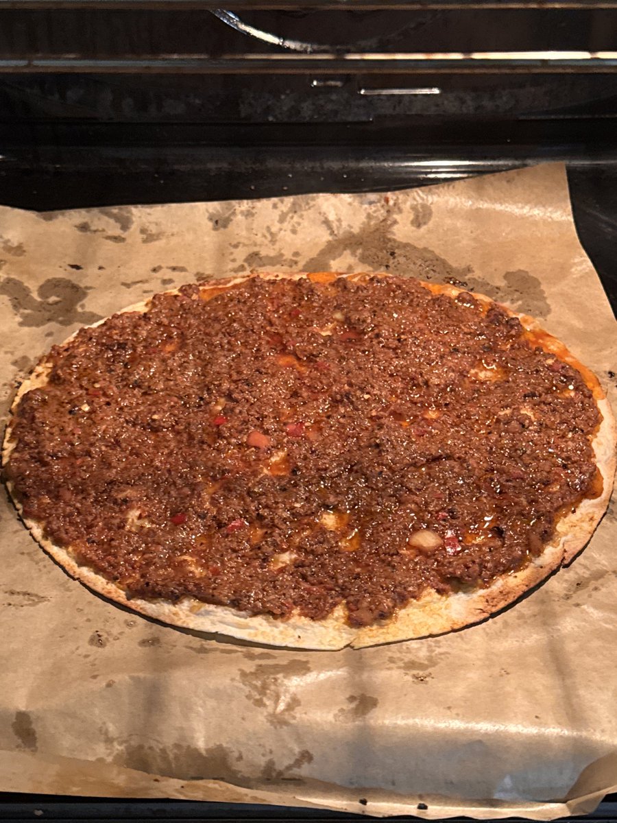 mehmeet08's tweet photo. @SerpicoSwiss Market lahmacunu yenir mi ya burada restorantaki lahmacunlarda yenmiyor salçalı ekmek bildiğin etini alıp fırında yapacaksın böyle :) https://t.co/PWuemBMTNw