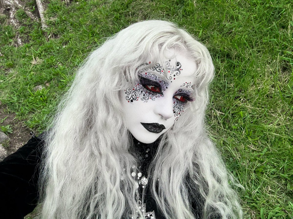 kreepykarly's tweet photo. I think this might be my favorite look that I’ve done :) ⋆｡𖦹°⭒˚｡⋆ https://t.co/R1wt5kc7Ho