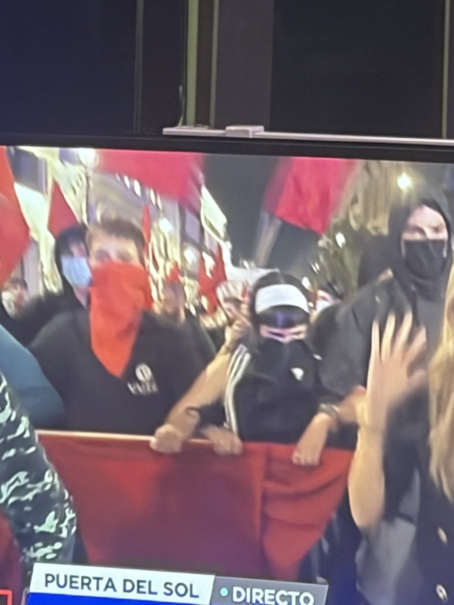 teresagomezgp's tweet photo. ¿Por qué van encapuchados estos pacifistas? https://t.co/VDfoqTTbrW