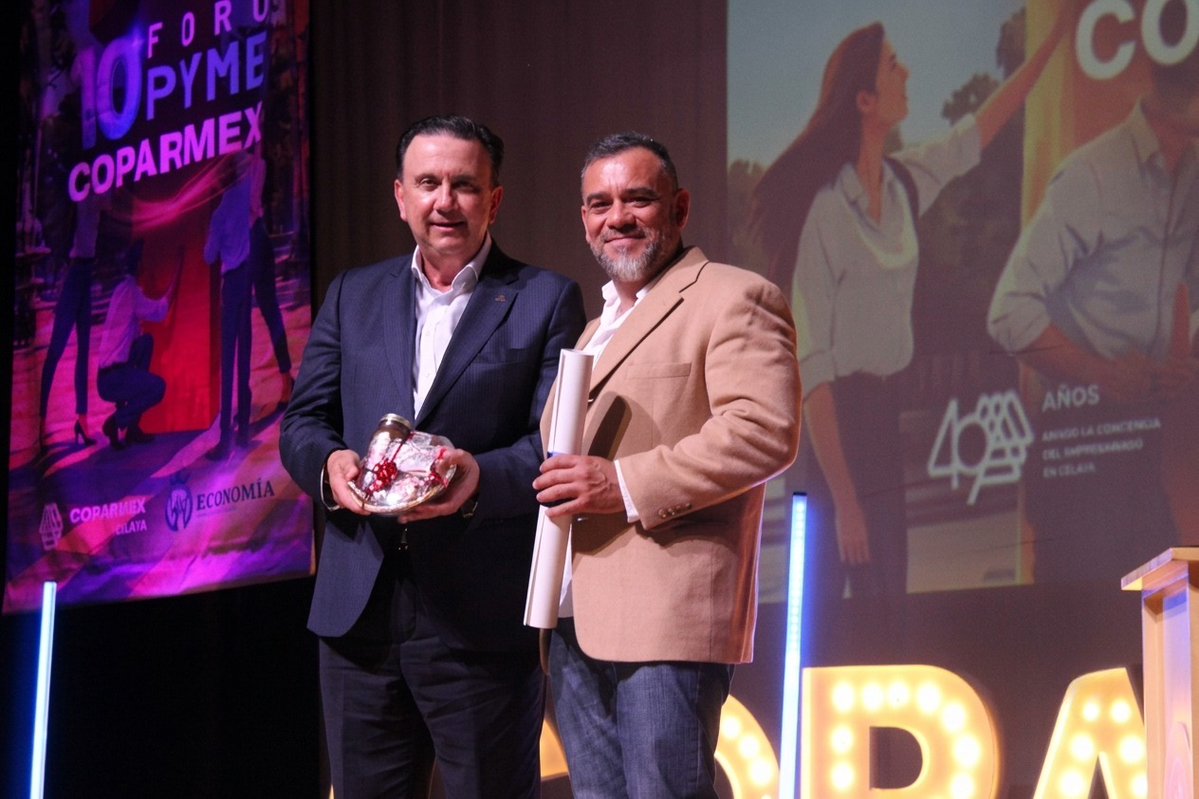 jsierraalvarez's tweet photo. Tuve el gusto de participar en el cierre del Foro PyME organizado por COPARMEX Celaya, donde hablamos sobre la importancia de la libertad empresarial y de generar las condiciones necesarias para que las MiPyMEs puedan crecer y generar empleo.

También acompañé a la Familia COPARMEX en la comida para celebrar el 49 aniversario del Centro Empresarial. Fue un gusto compartir este momento y celebrar estos años de trabajo.

 Mi felicitación y reconocimiento a @coparmexcelaya  y a su Presidente, José Luis Andrade Rodríguez, por estos años de existencia y por su compromiso con la región. 🎉