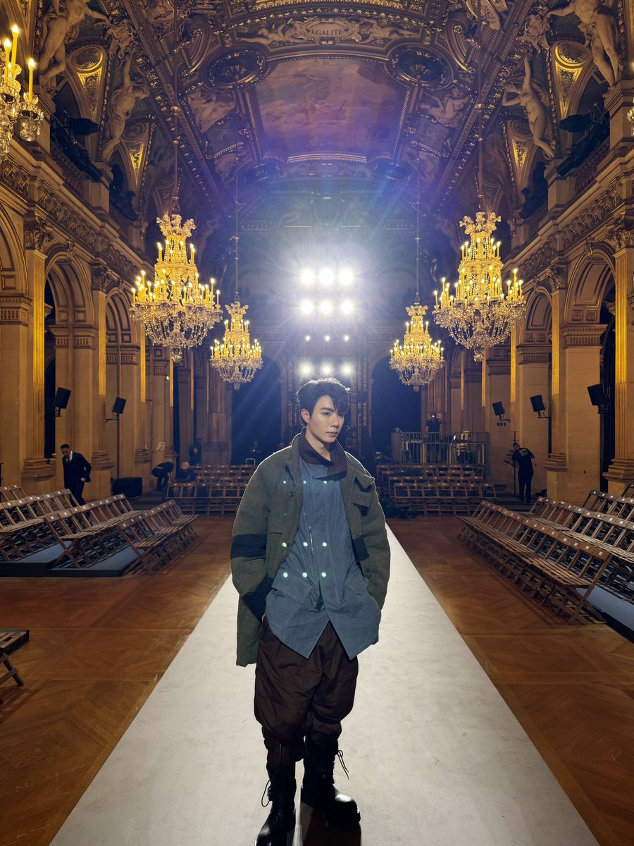 DomundiTV's tweet photo. QUIET MOMENTS, DISTINCTIVE STYLE 

Zee Pruk @zee_pruk takes in the atmosphere at Yohji Yamamoto, capturing subtle moments and personal encounters throughout the event. A glimpse into the quieter side of Paris Fashion Week SS 2027, where creativity and personal style come together.

ZEE PRUK IN PFW 2027
#YohjiYamamotoXZeePruk
#YohjiYamamoto
#ZeePruk