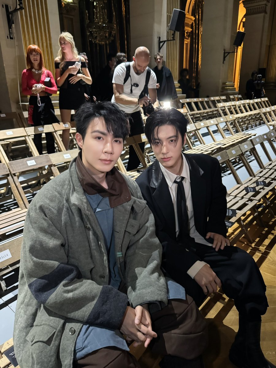 DomundiTV's tweet photo. QUIET MOMENTS, DISTINCTIVE STYLE 

Zee Pruk @zee_pruk takes in the atmosphere at Yohji Yamamoto, capturing subtle moments and personal encounters throughout the event. A glimpse into the quieter side of Paris Fashion Week SS 2027, where creativity and personal style come together.

ZEE PRUK IN PFW 2027
#YohjiYamamotoXZeePruk
#YohjiYamamoto
#ZeePruk