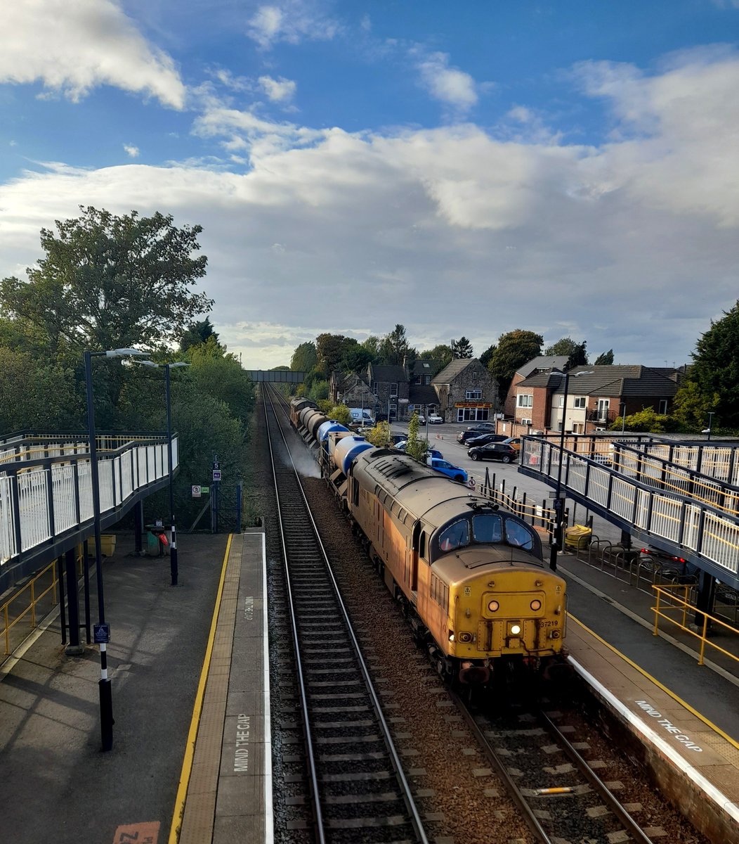 wallygridboy's tweet photo. #classictraction 37219 arrives at Brough on 3J51 RHTT before transforming into 3J52. https://t.co/JtUilg7p7X