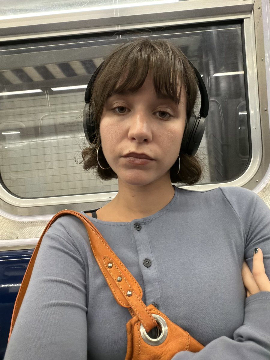 Elenameeeoowww's tweet photo. New orange purse 🐣 https://t.co/rxVqb71RQp