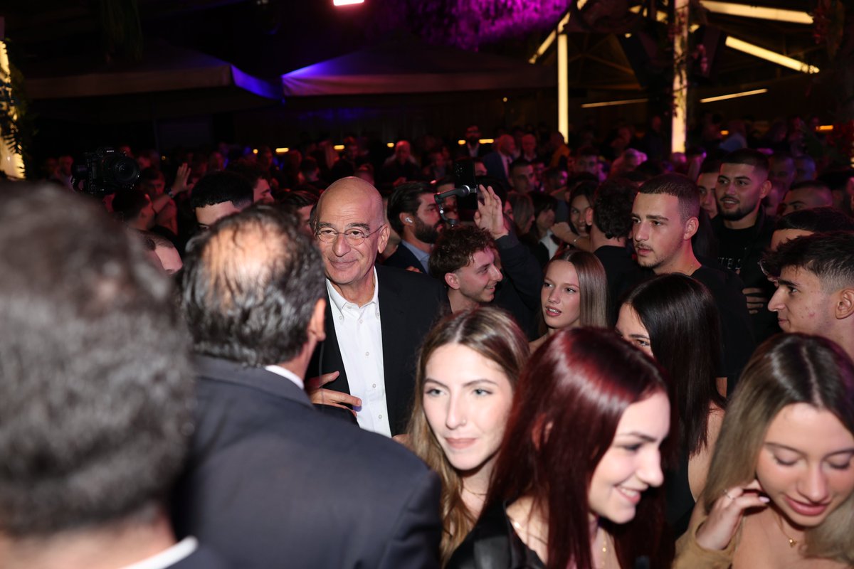 NikosDendias's tweet photo. Στη μεγάλη συγκέντρωση στον Άλιμο, στην οποία είχα την ευκαιρία να ευχαριστήσω από καρδιάς τους πολίτες του Νότιου Τομέα για τη στήριξή τους.

#ΝΔ #Άλιμος https://t.co/vEqzcqQMEF
