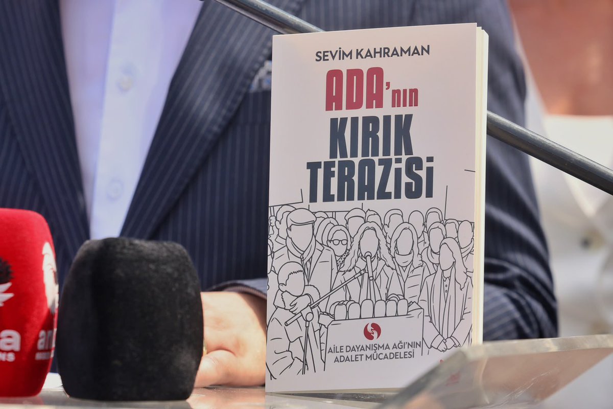 ailedayanisma's tweet photo. Sevgili Sevim Kahraman Yanardağ’ın kaleme aldığı “ADA’nın Kırık Terazisi”, adalet arayışında yaşananları ve dayanışmayla büyüyen mücadelemizi anlatıyor; geliriyle de tutuklu ailelerle dayanışmamıza katkı sağlıyor.

👉🏻 https://t.co/OmYsy3ps91 https://t.co/tSQ8v2SlZ2