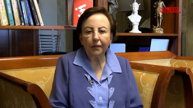 DehnadSaeid's tweet photo. خانم شیرین عبادی، @shirinebadi4 

مردم ایران با اسرائیل و آمریکا در جنگ نیستند.

با چه اختیار و بر پایه کدام شواهد، مردم ایران را طرف این جنگ معرفی می‌کنید؟ شما حق دارید مخالف جنگ باشید و سیاست هر دولتی را نقد کنید؛ اما حق ندارید موضع سیاسی خود را خواست ملت ایران معرفی کنید.
مردم ایران با حکومت اسلامی یکی نیستند. یکی‌گرفتن حکومت و ملت، همان خلطی است که حکومت اسلامی از آن سود می‌برد: پنهان‌کردن خود پشت نام ایران و تحمیل هزینه سیاست‌هایش به ایرانیان. از نظر من، نسبت‌دادن این دشمنی به مردم، بازتولید میراث ویرانگر پنجاه‌وهفت است.

درباره ترجمه سخنانتان نیز باید ابهام برطرف شود. اگر مترجم نام آمریکا یا معنایی را افزوده که در گفتار شما نبوده است، آن را علناً تصحیح کنید. اگر ترجمه دقیق بوده، مسئولیت موضع خود را بپذیرید و توضیح دهید. چنین موضوعی را نمی‌توان در ابهام رها کرد.

پرسش جدی دیگر، جایگاه قربانیان سرکوب و کشتار دی‌ماه ۱۴۰۴ در روایت شماست. اگر در این سخنرانی از آنان و مسئولیت حکومت اسلامی نام نبرده‌اید، این حذف نیازمند پاسخ است. چگونه می‌توان در یک تریبون بین‌المللی از رنج ایرانیان سخن گفت، اما عامل سرکوب و مطالبه دادخواهی را به حاشیه برد؟
سکوت درباره یک جنایت، به‌خودی‌خود اثبات همراهی با عامل آن نیست؛ اما برای کسی که مسئولیتی در تدوین مقررات عدالت انتقالی پذیرفته، سکوت و گزینشی‌گفتن مسئله‌ای اساسی است. اعتماد به عدالت فردا، از صداقت در روایت امروز آغاز می‌شود. نمی‌توان از دیگران انتظار ثبت حقیقت داشت و خود در بیان آن، ملاحظات سیاسی را مقدم کرد.

شما به‌عنوان یک حقوقدان باید روشن کنید برای مستندسازی جنایت‌ها و ارائه این مستندات در مجامع بین‌المللی، حمایت از خانواده‌های قربانیان و پیگیری پاسخ‌گویی عاملان و آمران در همین مجامع چه اقدام مشخصی کرده‌اید. اگر مسیر حقوقی معینی در دسترس نبوده، محدودیت آن را توضیح دهید. مردم به گزارش کار نیاز دارند، نه صرفاً عنوان، جایزه و حضور در مراسم.

هنر می‌تواند صدای مقاومت را بلندتر کند؛ اما سخن‌گفتن از هنر، بدون پرداختن به ابزارهای عملی مقابله با سرکوب و پیگیری دادخواهی، پاسخ کافی به مردمی نیست که جان و آزادی خود را به خطر انداخته‌اند. فاصله میان توصیه‌های کلی و واقعیت زندگی آنان را نمی‌توان با اعتبار یک نام پوشاند.

جایزه نوبل، وکالت مردم ایران نیست. هیچ‌کس حق ندارد صدای آنان را مصادره کند یا خواسته‌هایشان را مطابق پسند سیاسی خود بازنویسی کند. اعتبار گذشته، جای پاسخ‌گویی امروز را نمی‌گیرد.

مطالبه من روشن است:
 متن کامل سخنرانی و ترجمه آن را منتشر کنید، هر انتساب نادرست به مردم ایران را اصلاح کنید و درباره جایگاه قربانیان و اقدامات خود برای دادخواهی پاسخ بدهید.
 اگر نمی‌توانید میان مواضع سیاسی شخصی و مسئولیتتان در عدالت انتقالی مرزی روشن بگذارید، از آن مسئولیت کناره‌گیری کنید.

آینده از آن میهن‌پرستان است.

سعید دهناد
رئیس شورای ایرانی آمریکایی حزب جمهوریخواه، کالیفرنیا

#ایران_را_پس_میگیریم #حکومت_اسلامی #دادخواهی #میهن‌پرستان