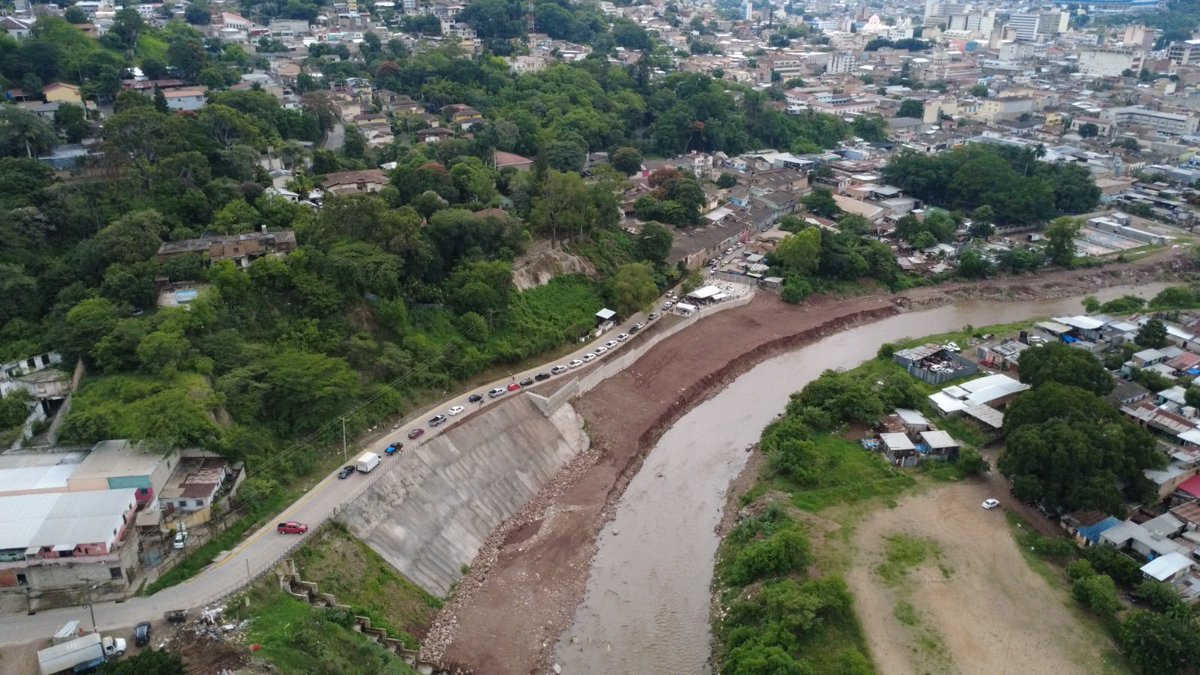 ChtvH3124's tweet photo. #NOTICIAS #CHTV
🚨🏗️ JUAN DIEGO ZELAYA INAUGURA OBRA DE MITIGACIÓN EN MIRAMESÍ PARA PROTEGER A MÁS DE 50 MIL CAPITALINOS
El alcalde Juan Diego Zelaya inauguró, junto con el banco alemán KfW, una obra de mitigación en la colonia Miramesí, con una inversión superior a 103 millones de lempiras, para reducir riesgos de deslizamientos e inundaciones.
La infraestructura busca proteger a más de 50 mil personas y preservar el acceso a unas 20 comunidades cercanas al río Choluteca. Además, el proyecto permitió habilitar una plaza pública para la recreación y convivencia de los vecinos.