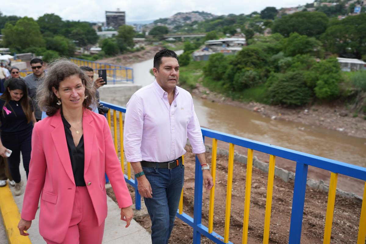ChtvH3124's tweet photo. #NOTICIAS #CHTV
🚨🏗️ JUAN DIEGO ZELAYA INAUGURA OBRA DE MITIGACIÓN EN MIRAMESÍ PARA PROTEGER A MÁS DE 50 MIL CAPITALINOS
El alcalde Juan Diego Zelaya inauguró, junto con el banco alemán KfW, una obra de mitigación en la colonia Miramesí, con una inversión superior a 103 millones de lempiras, para reducir riesgos de deslizamientos e inundaciones.
La infraestructura busca proteger a más de 50 mil personas y preservar el acceso a unas 20 comunidades cercanas al río Choluteca. Además, el proyecto permitió habilitar una plaza pública para la recreación y convivencia de los vecinos.