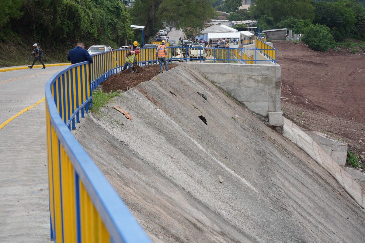 ChtvH3124's tweet photo. #NOTICIAS #CHTV
🚨🏗️ JUAN DIEGO ZELAYA INAUGURA OBRA DE MITIGACIÓN EN MIRAMESÍ PARA PROTEGER A MÁS DE 50 MIL CAPITALINOS
El alcalde Juan Diego Zelaya inauguró, junto con el banco alemán KfW, una obra de mitigación en la colonia Miramesí, con una inversión superior a 103 millones de lempiras, para reducir riesgos de deslizamientos e inundaciones.
La infraestructura busca proteger a más de 50 mil personas y preservar el acceso a unas 20 comunidades cercanas al río Choluteca. Además, el proyecto permitió habilitar una plaza pública para la recreación y convivencia de los vecinos.