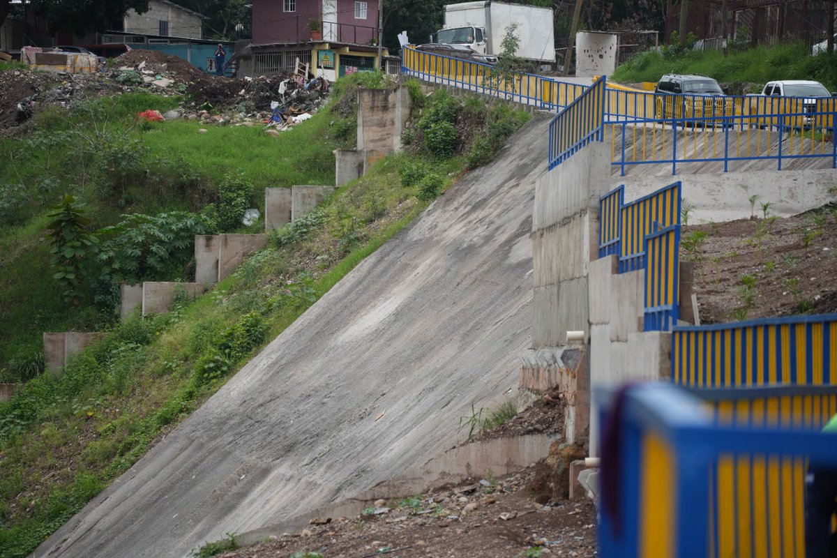 ChtvH3124's tweet photo. #NOTICIAS #CHTV
🚨🏗️ JUAN DIEGO ZELAYA INAUGURA OBRA DE MITIGACIÓN EN MIRAMESÍ PARA PROTEGER A MÁS DE 50 MIL CAPITALINOS
El alcalde Juan Diego Zelaya inauguró, junto con el banco alemán KfW, una obra de mitigación en la colonia Miramesí, con una inversión superior a 103 millones de lempiras, para reducir riesgos de deslizamientos e inundaciones.
La infraestructura busca proteger a más de 50 mil personas y preservar el acceso a unas 20 comunidades cercanas al río Choluteca. Además, el proyecto permitió habilitar una plaza pública para la recreación y convivencia de los vecinos.