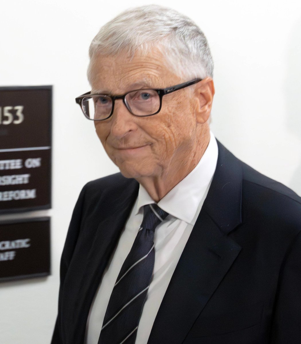 pubity's tweet photo. Bill Gates has revealed his plan to prevent AI from causing an economic collapse: Taxing robots.

He believes governments should tax companies for AI "workers" like they would human workers and give the tax money to people who can't find jobs. https://t.co/QfzgCN02DV