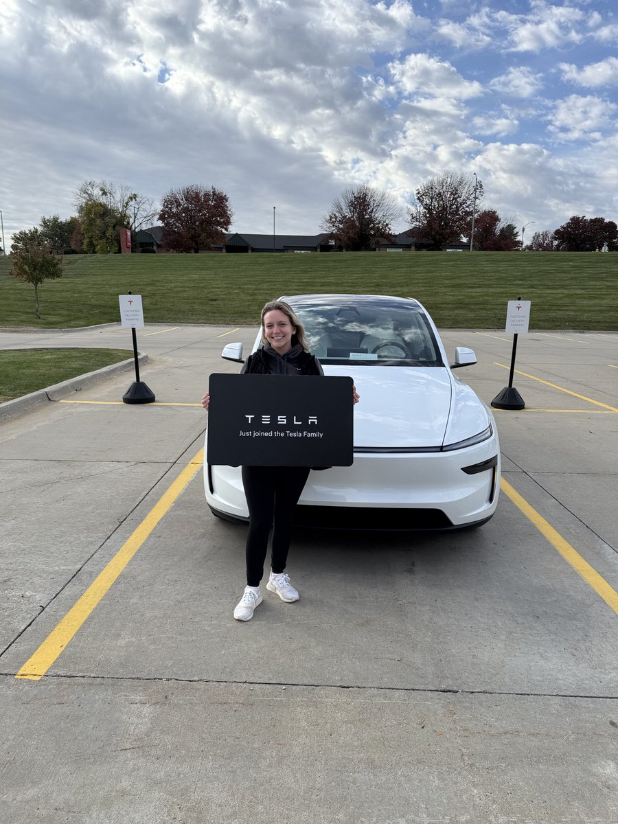 NickiMinajface_'s tweet photo. Proud Barb of 16 years and Tesla Model Y owner of 1 year 💖🎀 https://t.co/CdtDGdBfwA
