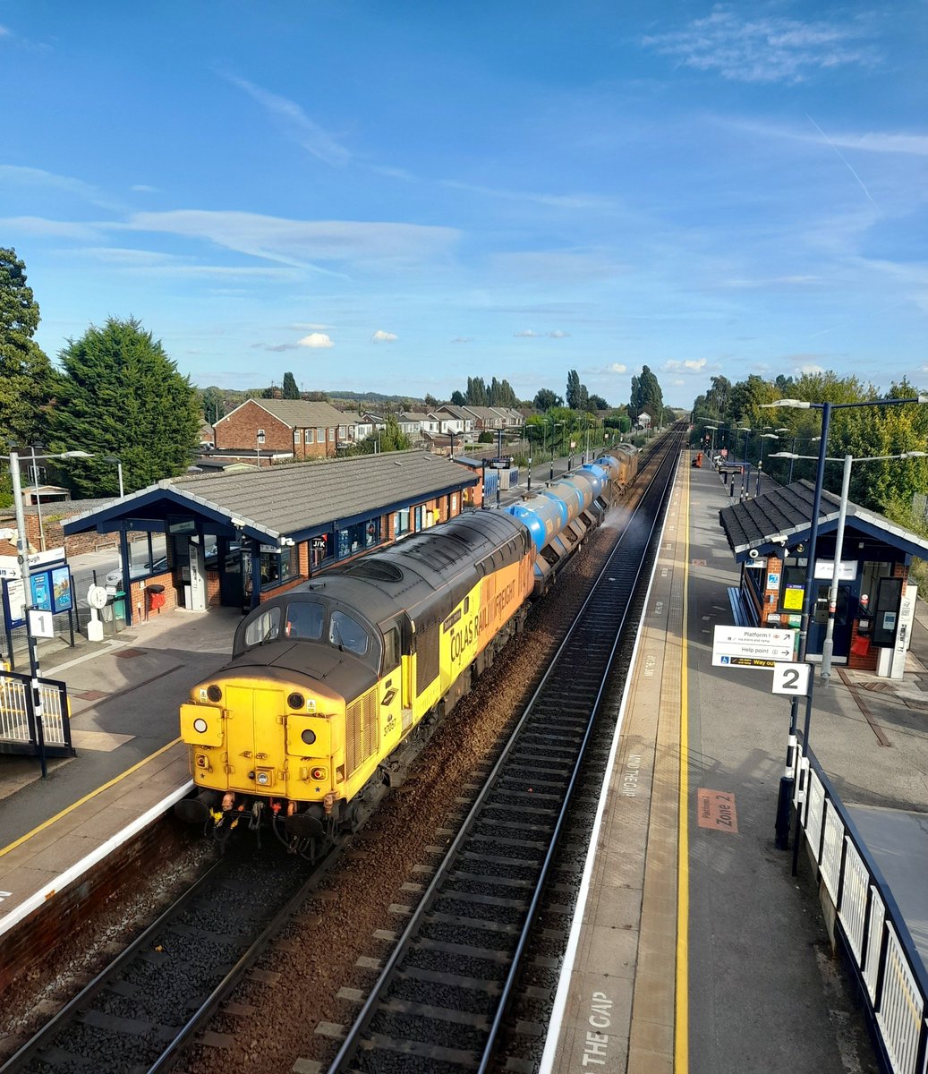 wallygridboy's tweet photo. #classictraction 37057 on the rear of 3J51 RHTT at Brough. https://t.co/XhJ7kL4Psj