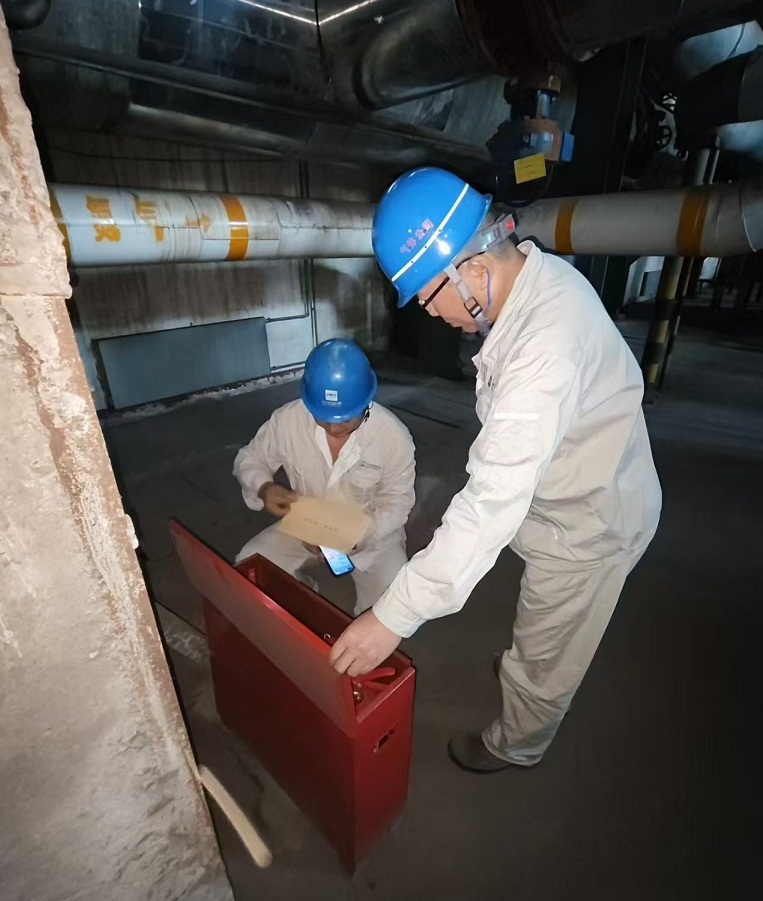 just_heatbo_8c7's tweet photo. In our Liaoning workshop, dedicated workers patrol diligently to prevent fires u0026 hunt risks closely! https://t.co/BQh29c6d0e