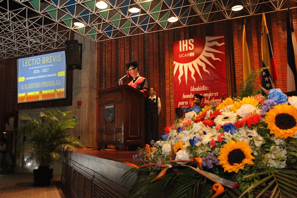 enlaucab's tweet photo. Rector Arturo Peraza comprometió a la UCAB con la recuperación del Estado de Derecho y la democracia

En la lección inaugural del período académico 2026-2027, la máxima autoridad #ucabista habló del deber de la institución de acompañar y promover el proceso de transición en Venezuela y luchar por la reconciliación, la verdad y la justicia. 

«El horizonte de nuestra acción se dirige a hacer posible las condiciones que permitan lo más pronto posible unas elecciones justas, participativas, transparentes y cuyos resultados sean respetados. Esto es innegociable», afirmó.

Sigue leyendo🧵🪡