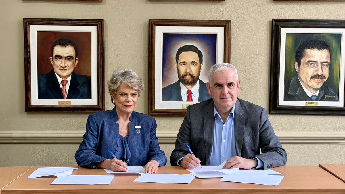 michouymau's tweet photo. Fortalecemos la formación médica para la atención de quemaduras.

Fundación Michou y Mau y @LaSalle_MX firmamos un convenio para impartir cursos de capacitación médica al alumnado de la Facultad Mexicana de Medicina, con el objetivo de fortalecer sus conocimientos. https://t.co/IAUSpDkDXM