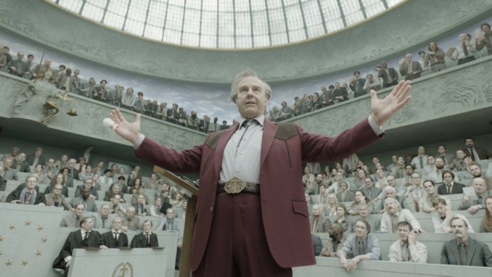 cinevoidz's tweet photo. tom cruises incredible performance aside, the amount of choreography and visual elements that went into this scene are mind blowing. The people standing in the back almost holding the balcony on their neck, the lady justice, the painted audience, it’s all amazing craftwork https://t.co/s8mfaj0UgF