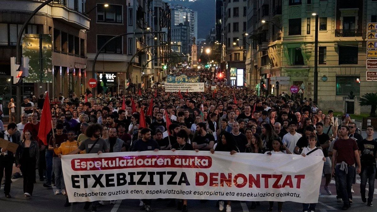 ehessarea's tweet photo. Gaur milaka eta milaka pertsona kalera atera gara espekulazioaren aurka eta etxebizitza bermatutako eskubidea izan behar duela aldarrikatzeko. 

Argi eta ozen esan dugu: espekulatzaileak espropiatu, espekulazioa debekatu eta bitartekoak behar sozialen zerbitzura jarri behar dira https://t.co/bVwfoEZZNb