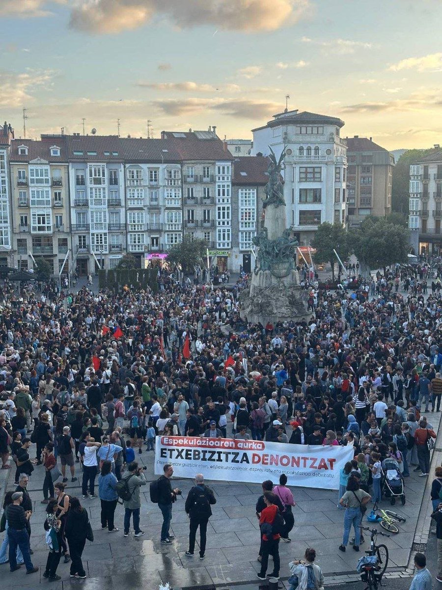 ehessarea's tweet photo. Gaur milaka eta milaka pertsona kalera atera gara espekulazioaren aurka eta etxebizitza bermatutako eskubidea izan behar duela aldarrikatzeko. 

Argi eta ozen esan dugu: espekulatzaileak espropiatu, espekulazioa debekatu eta bitartekoak behar sozialen zerbitzura jarri behar dira https://t.co/bVwfoEZZNb