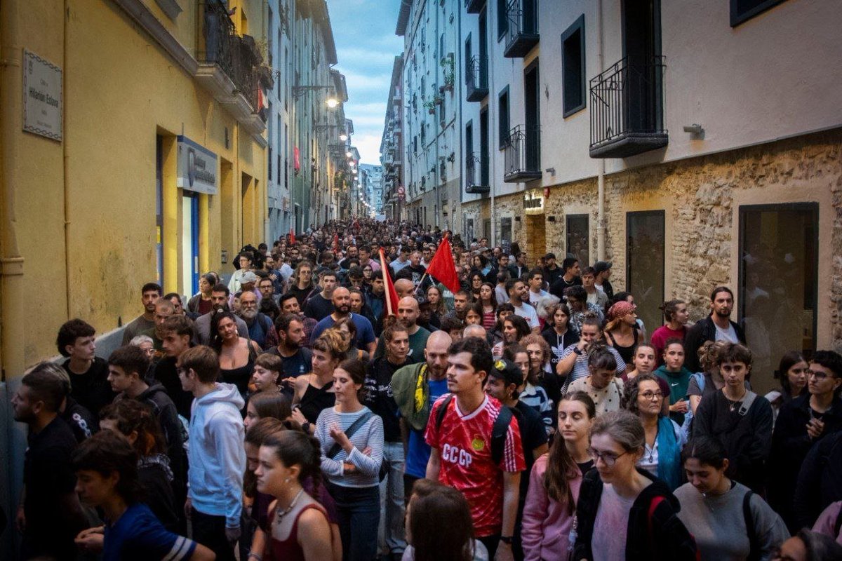 ehessarea's tweet photo. Gaur milaka eta milaka pertsona kalera atera gara espekulazioaren aurka eta etxebizitza bermatutako eskubidea izan behar duela aldarrikatzeko. 

Argi eta ozen esan dugu: espekulatzaileak espropiatu, espekulazioa debekatu eta bitartekoak behar sozialen zerbitzura jarri behar dira https://t.co/bVwfoEZZNb