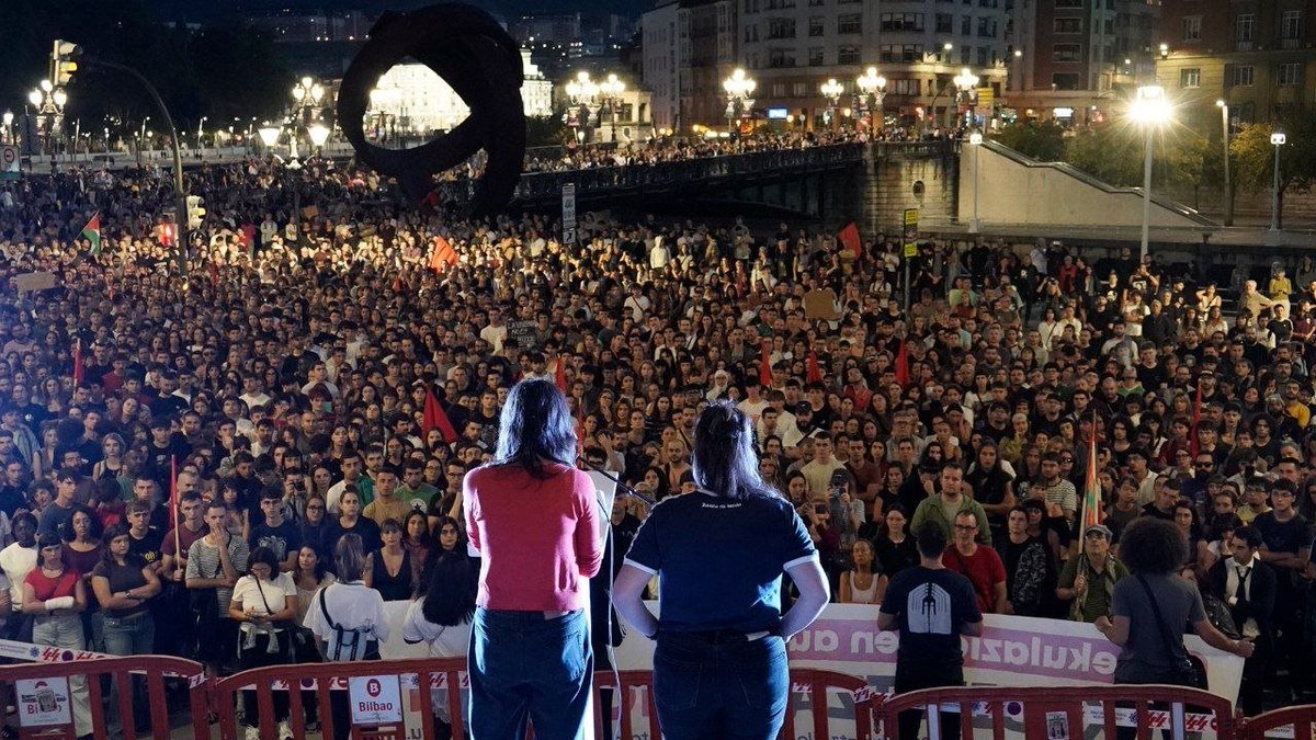 ehessarea's tweet photo. Gaur milaka eta milaka pertsona kalera atera gara espekulazioaren aurka eta etxebizitza bermatutako eskubidea izan behar duela aldarrikatzeko. 

Argi eta ozen esan dugu: espekulatzaileak espropiatu, espekulazioa debekatu eta bitartekoak behar sozialen zerbitzura jarri behar dira https://t.co/bVwfoEZZNb