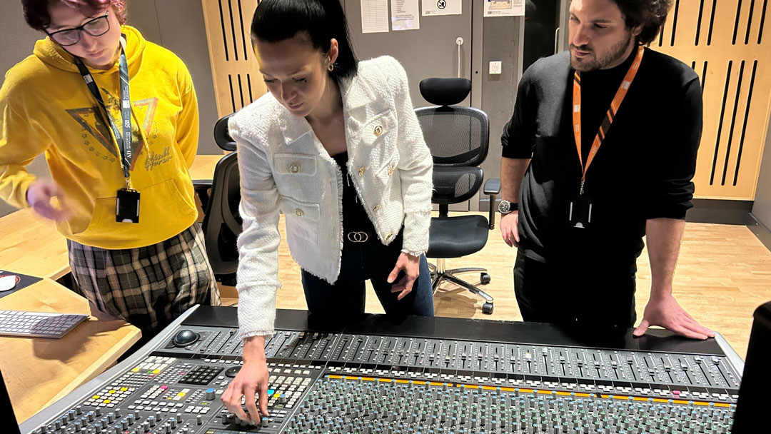 ProSoundNews's tweet photo. TODAY at https://t.co/9JkbSGnEAo:
• UA Debuts Volt Gen 2, Volt Max Interfaces
• Seen on the Scene: Mix Sound for Film &amp; TV
• Touring Engineer Launches Load-In Software
• SSL Music Mixing Certification
• Audio-Technica Re-Releases a Classic

#recording #proaudio #livesound https://t.co/TcCuIGPvqp